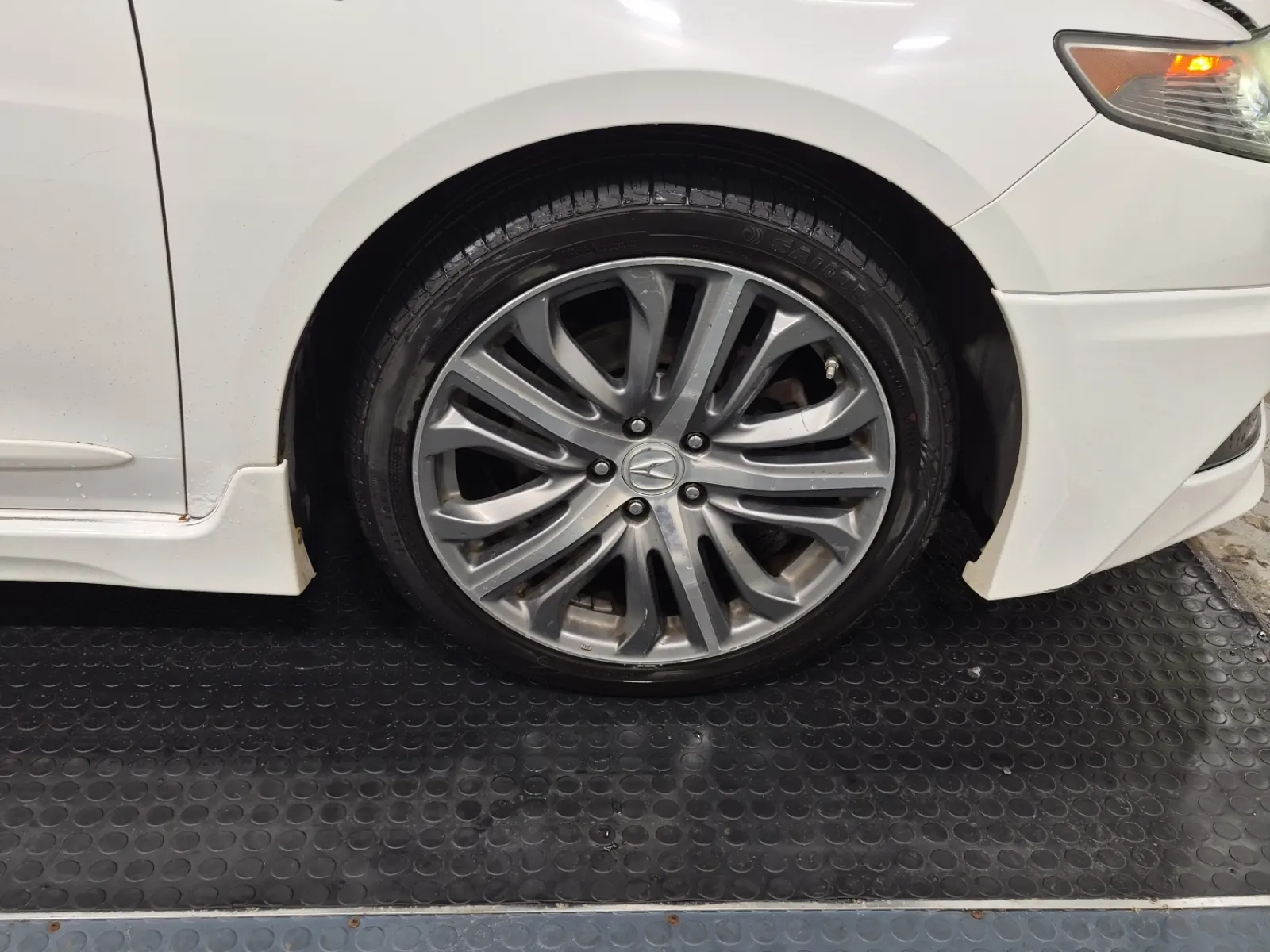 Right Front Wheel/Tire Photo