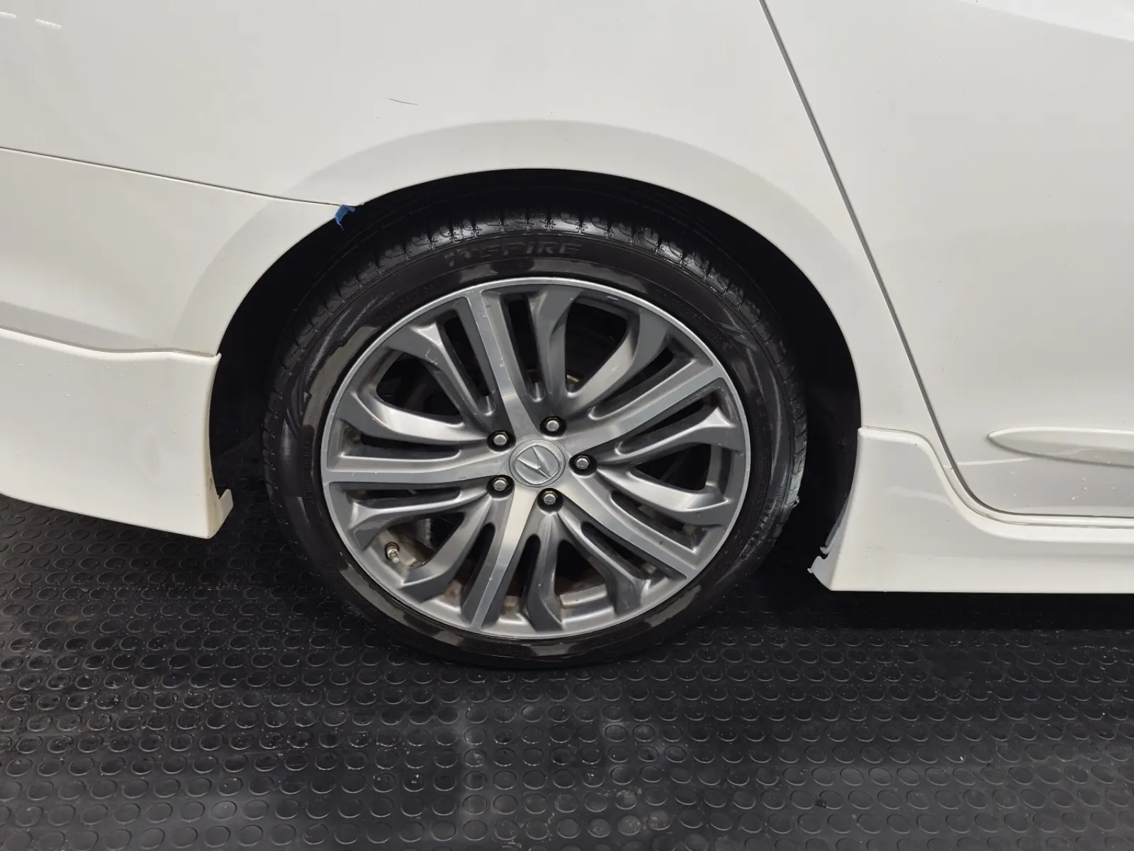 Right Rear Wheel/Tire Photo