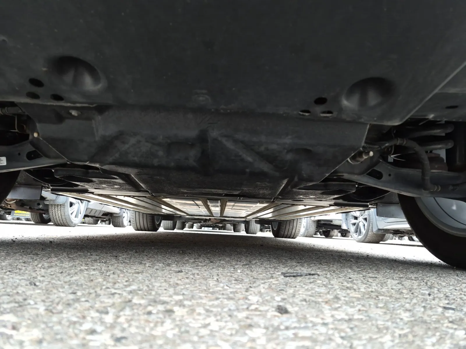 Undercarriage - Rear Photo
