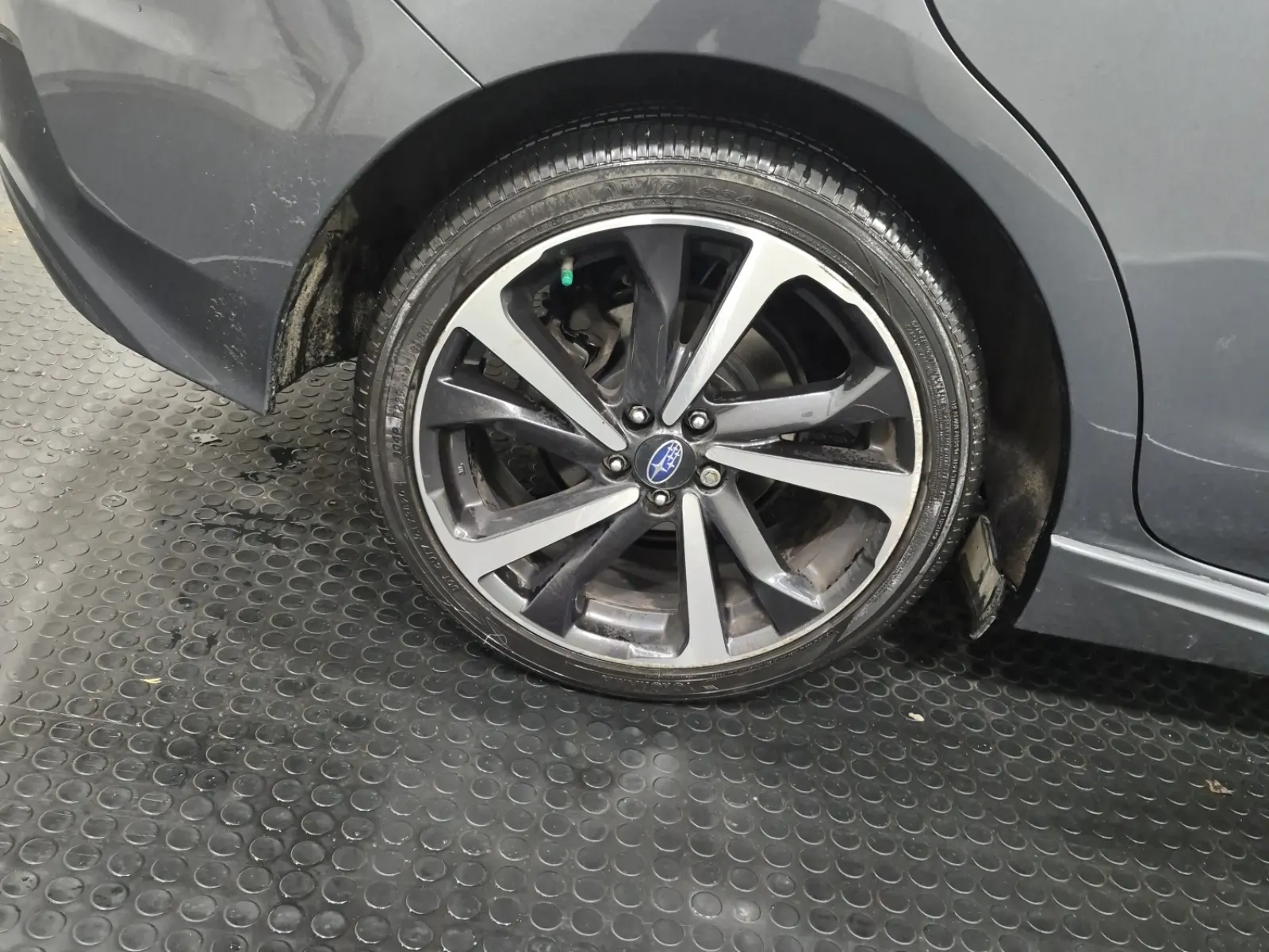 Right Rear Wheel/Tire Photo