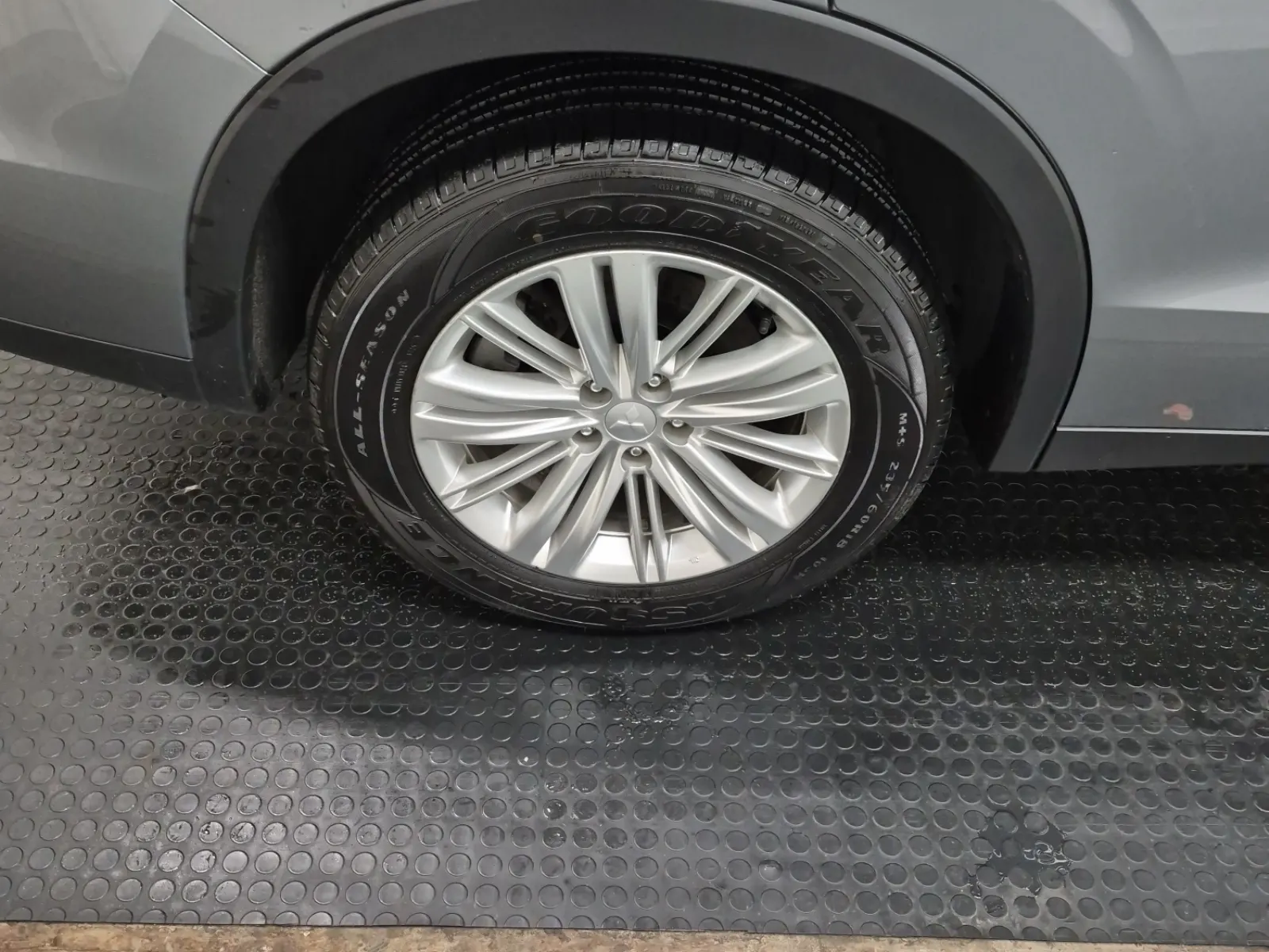 Right Rear Wheel/Tire Photo
