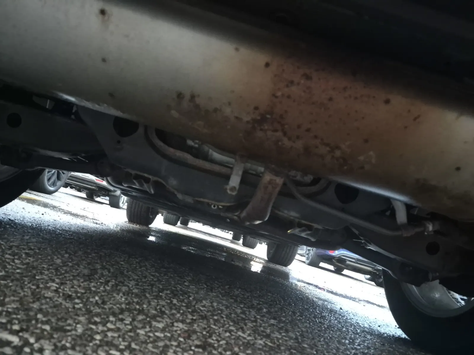 Undercarriage - Rear Photo