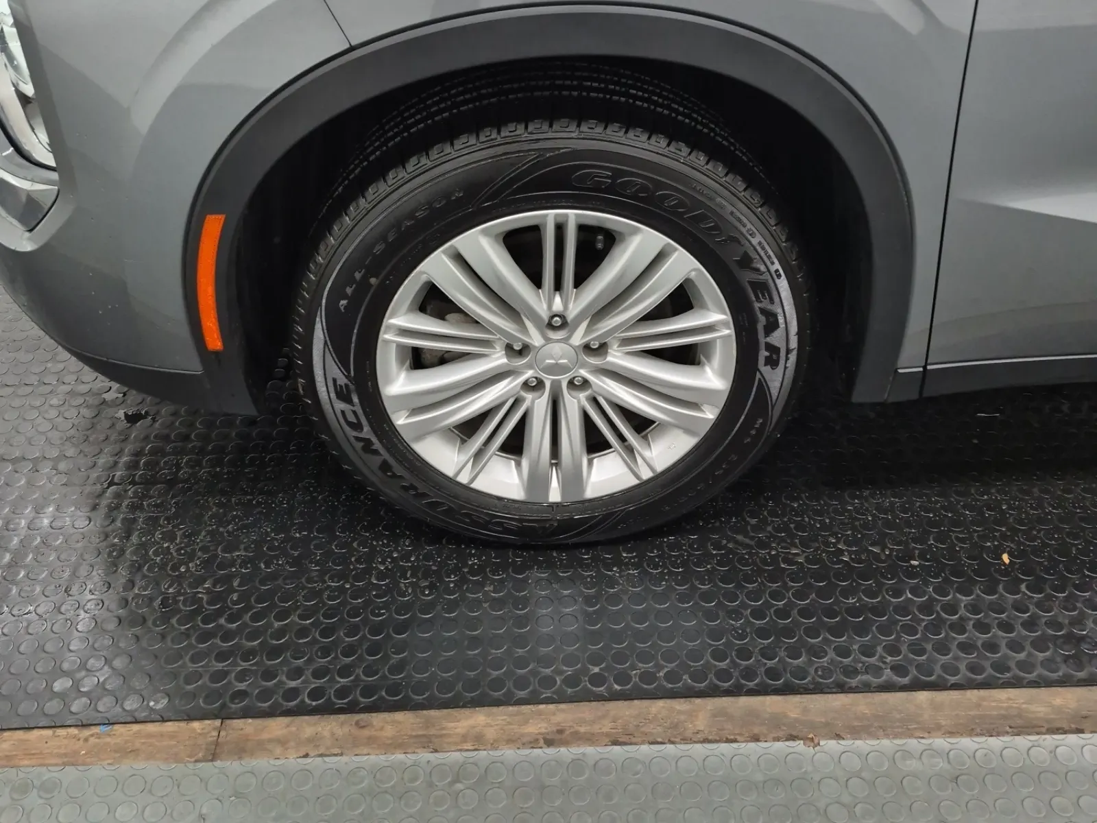 Front driver wheel/tire photo