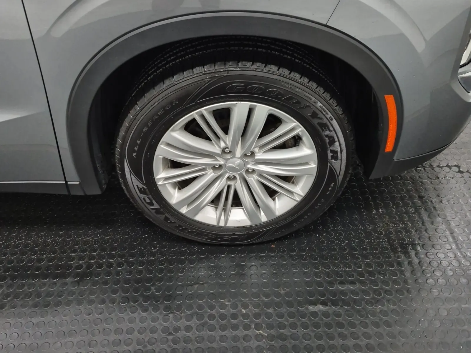 Right Front Wheel/Tire Photo