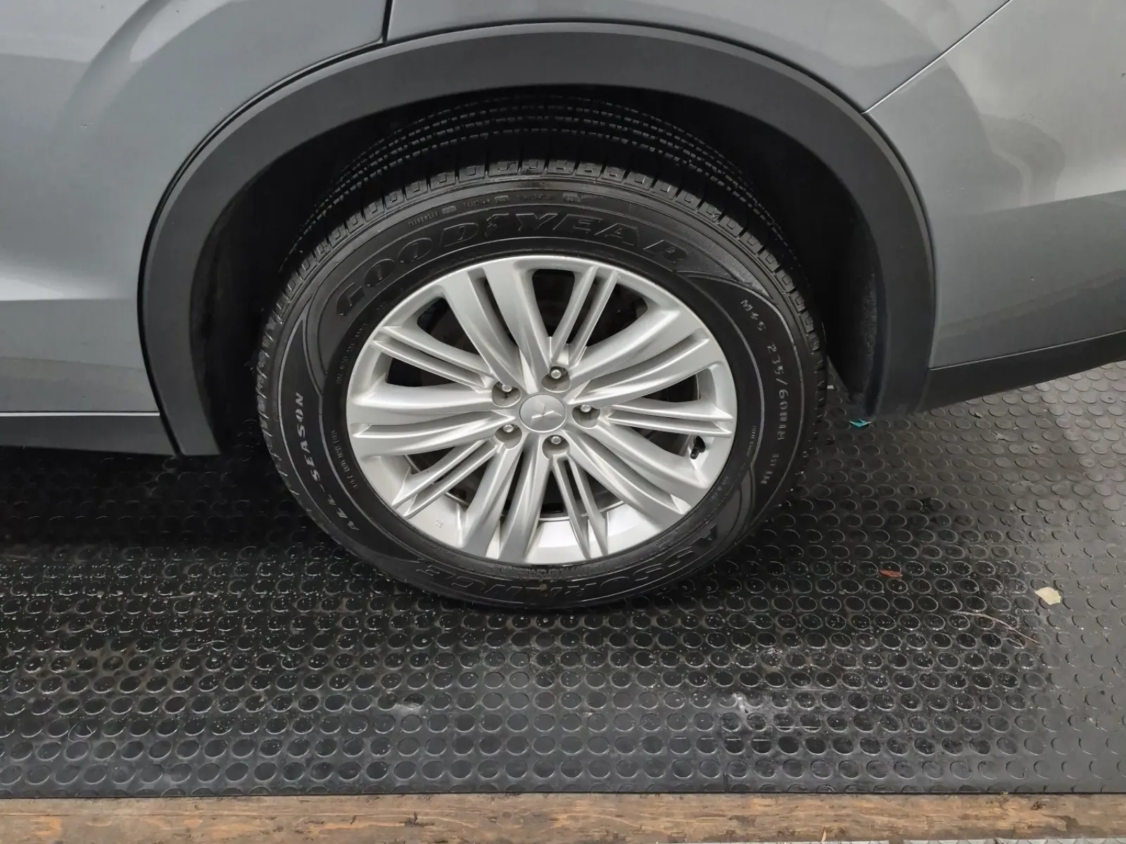Left Rear Wheel/Tire Photo