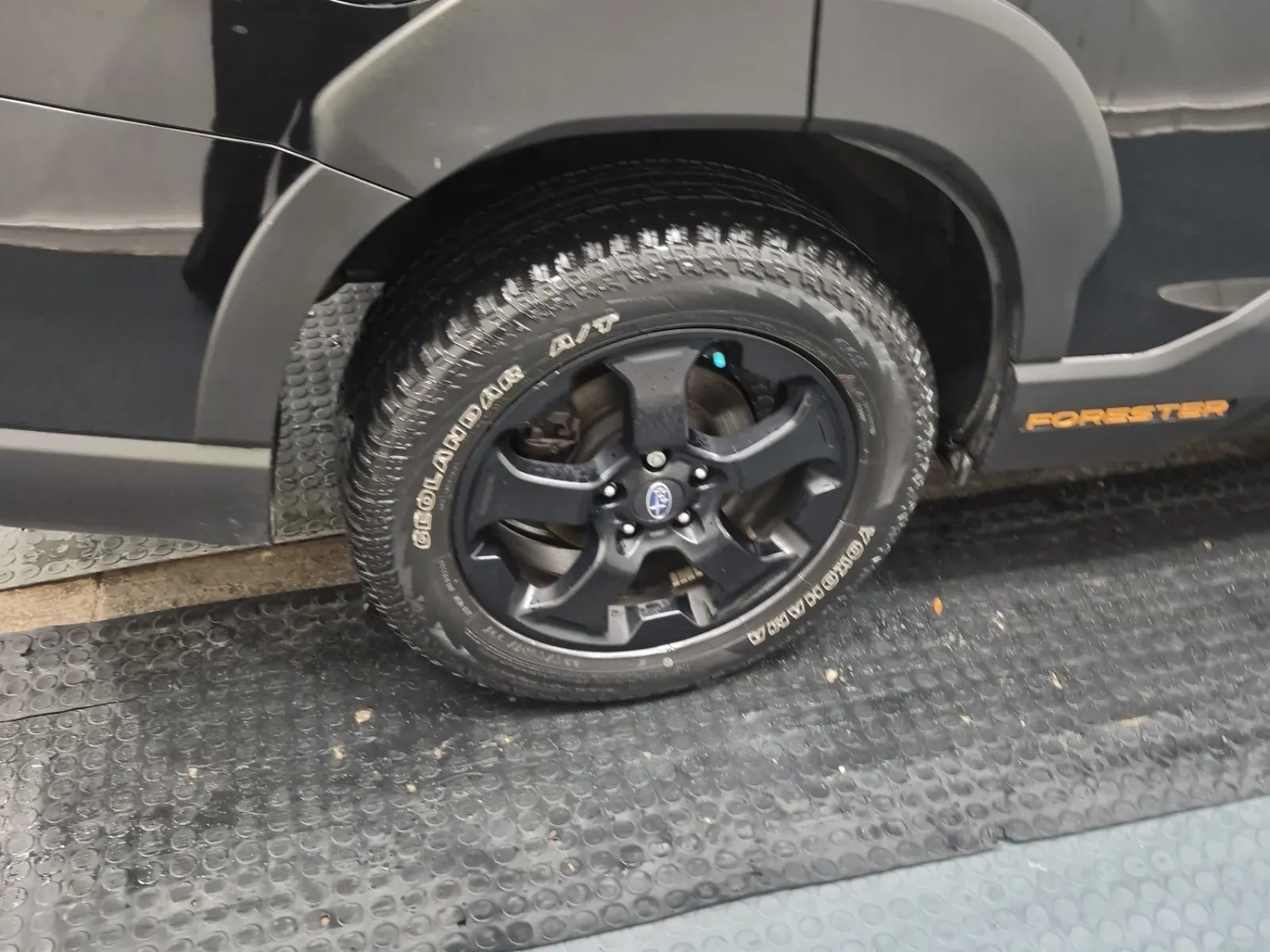 Right Rear Wheel/Tire Photo