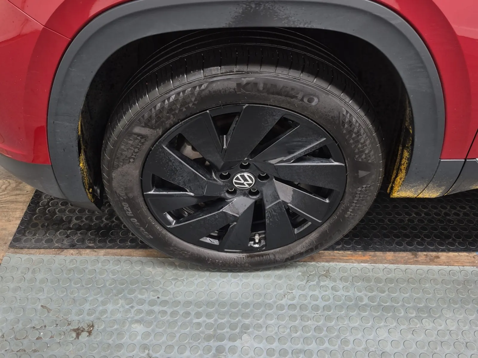 Front driver wheel/tire photo