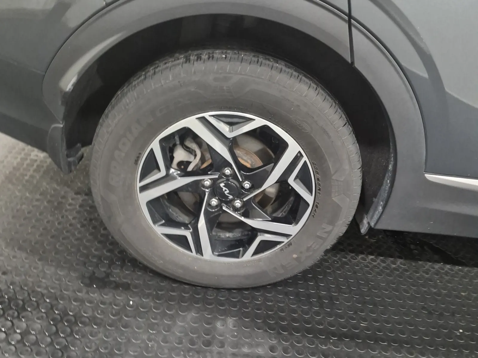 Right Rear Wheel/Tire Photo