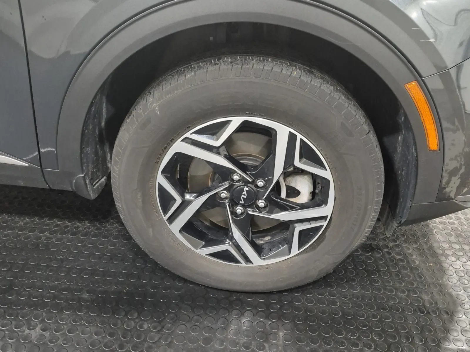 Right Front Wheel/Tire Photo