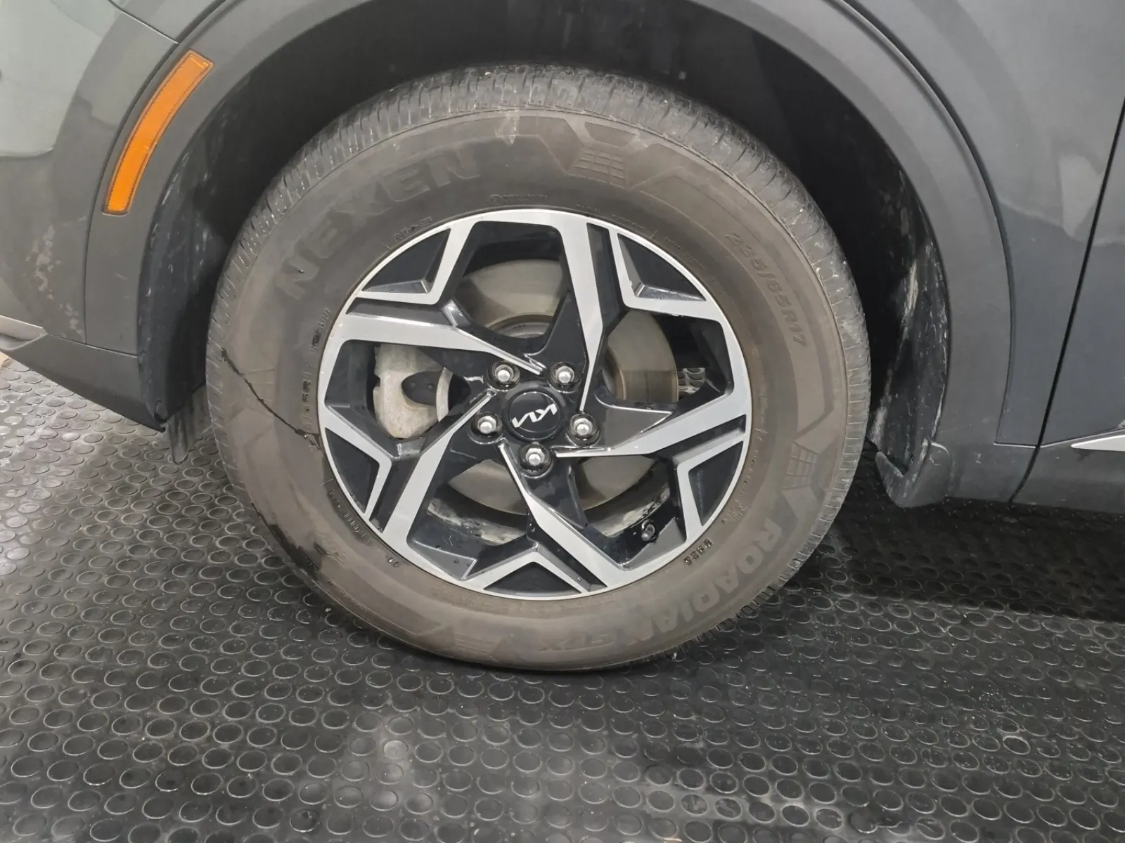 Front driver wheel/tire photo