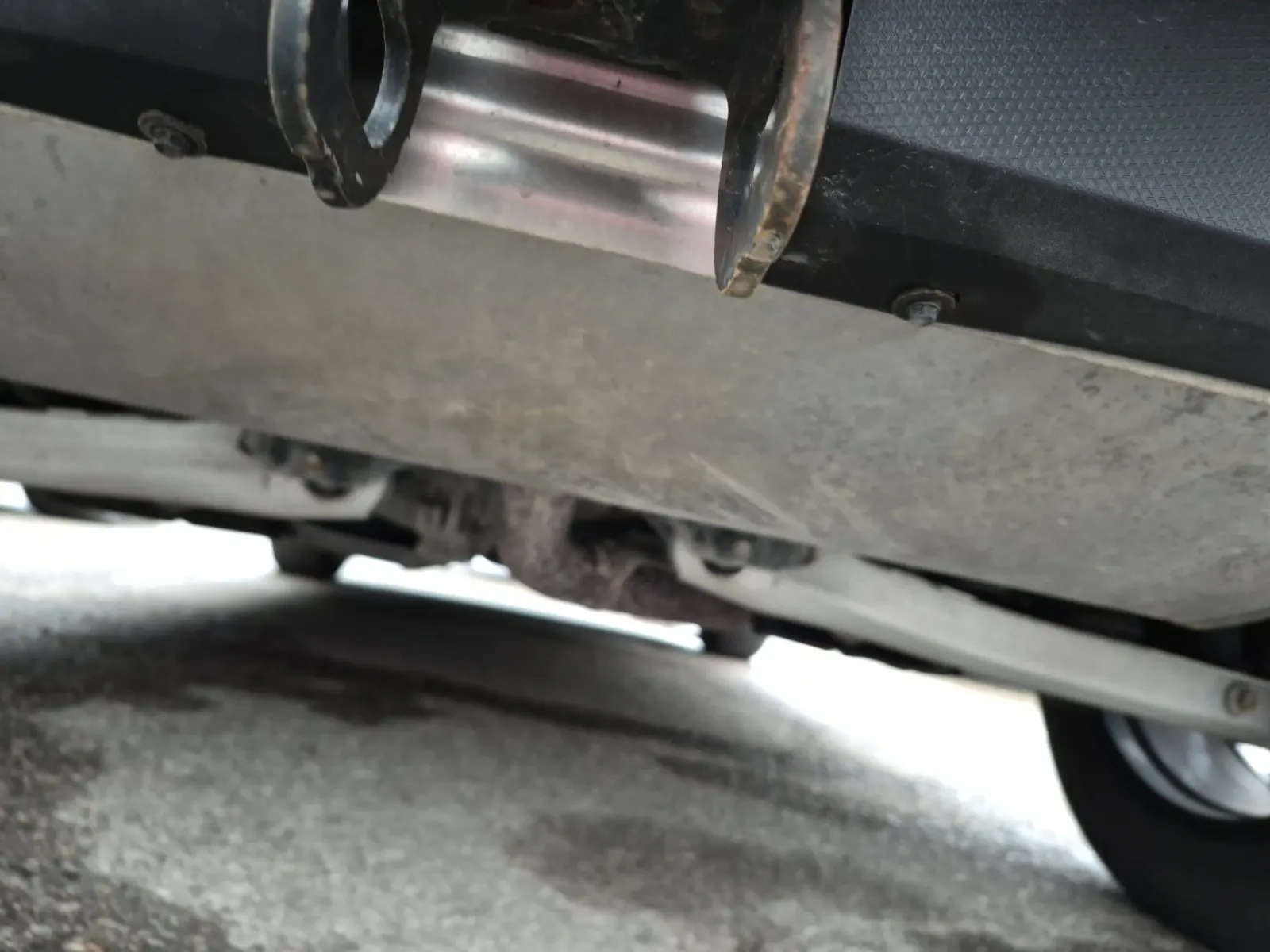 Undercarriage - Rear Photo