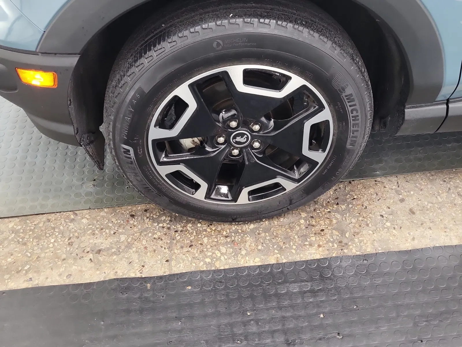 Front driver wheel/tire photo
