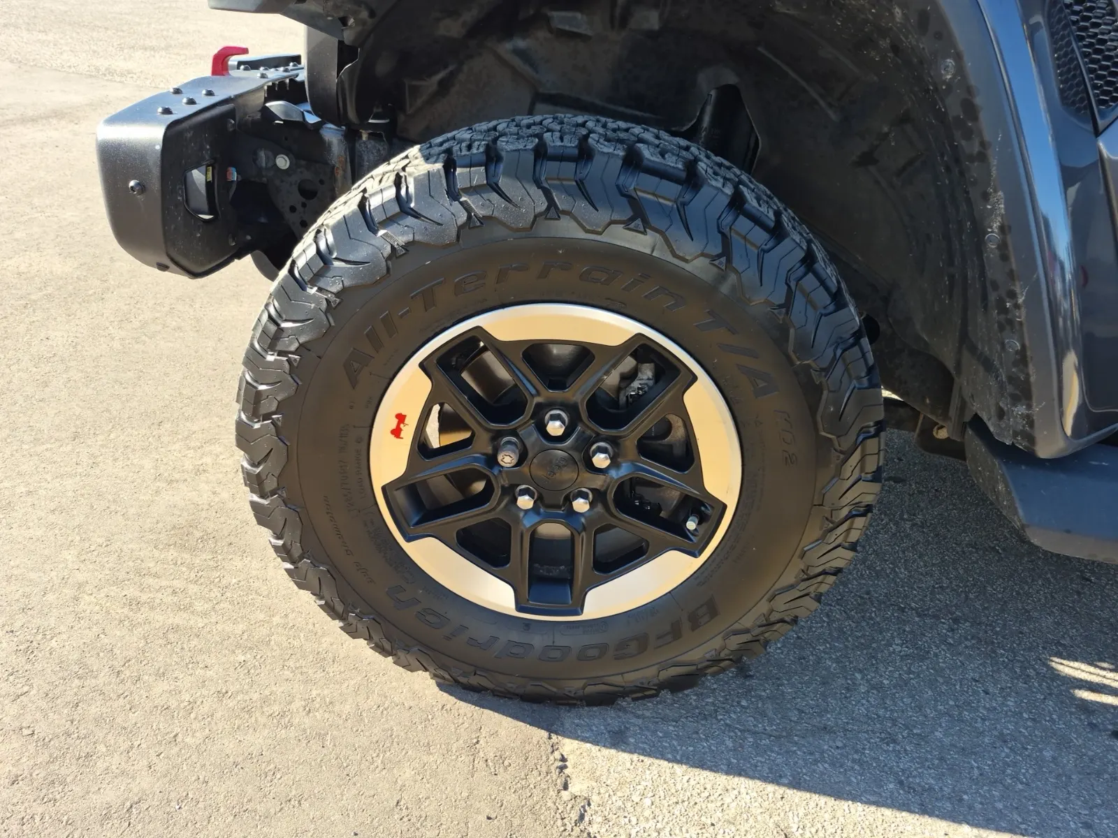Front driver wheel/tire photo