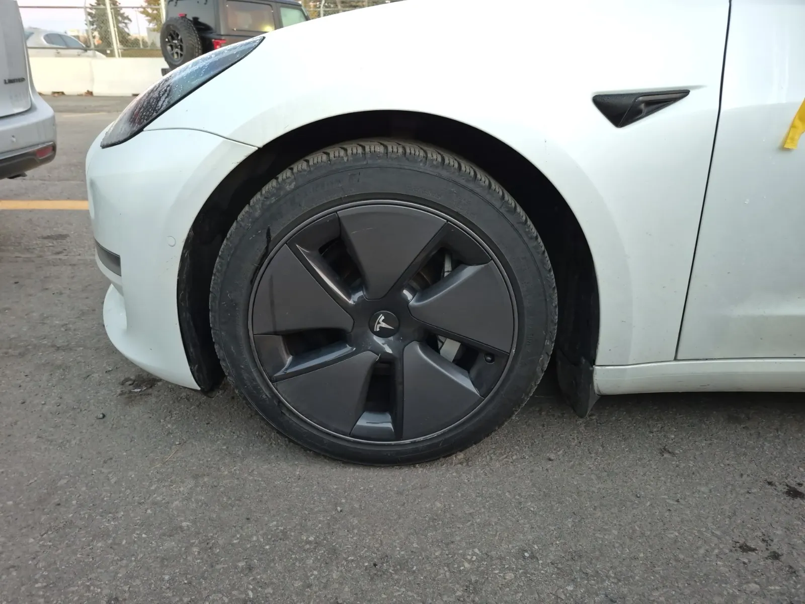 Front driver wheel/tire photo