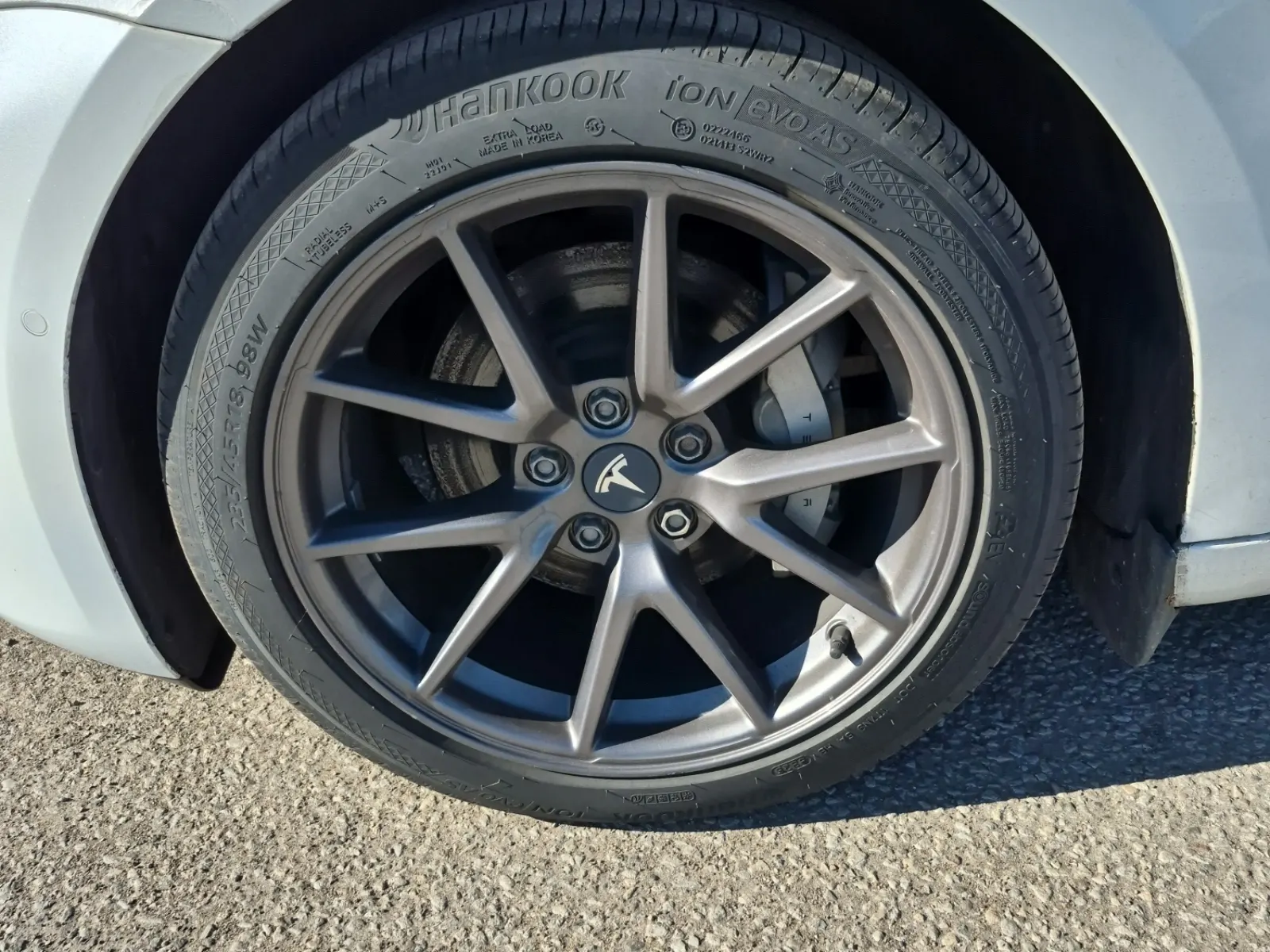 Front driver wheel/tire photo