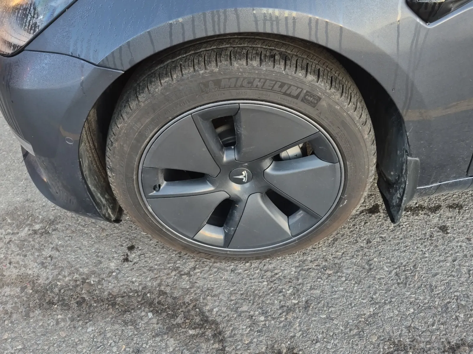 Front driver wheel/tire photo