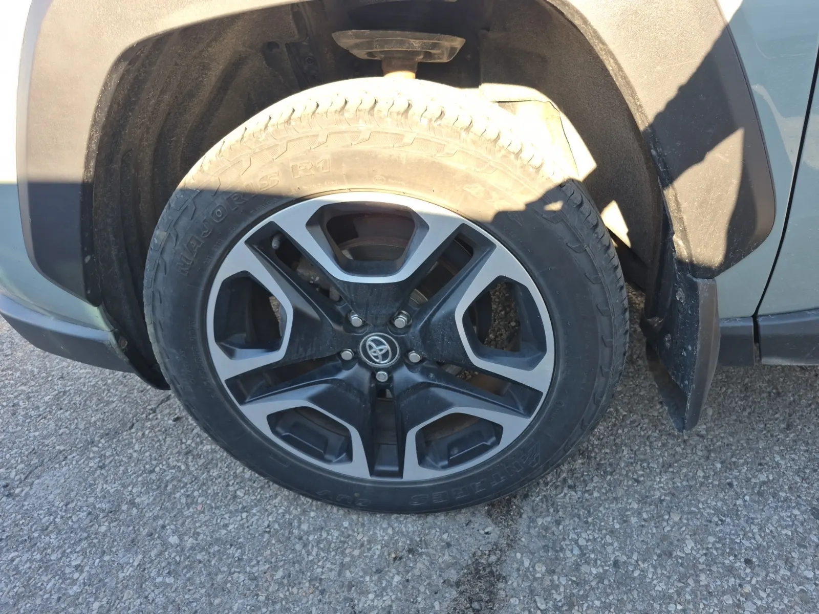 Front driver wheel/tire photo