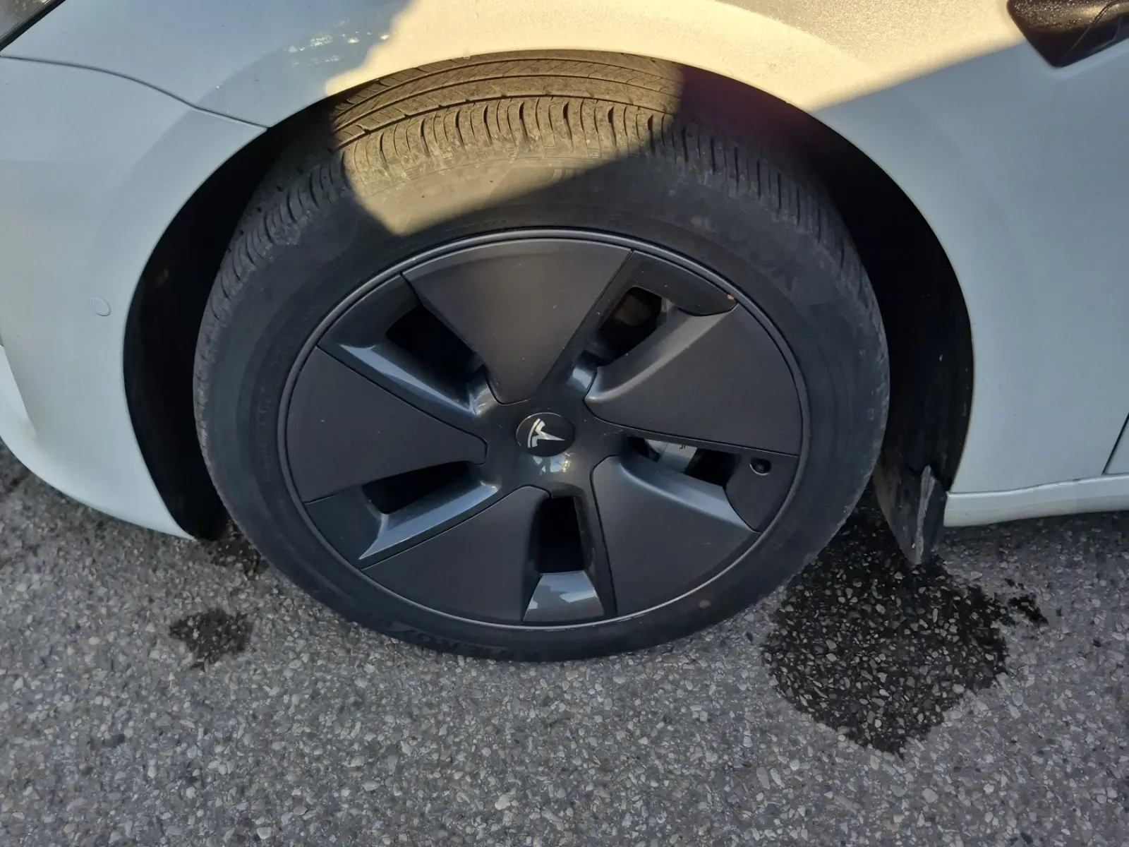 Front driver wheel/tire photo