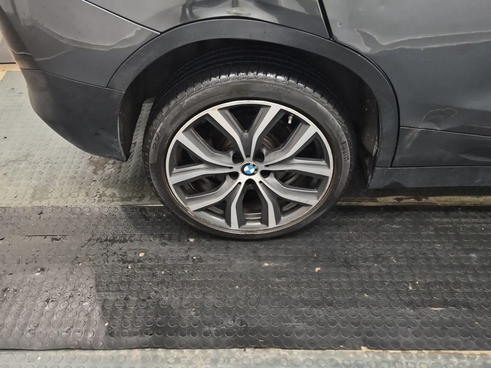 Right Rear Wheel/Tire Photo
