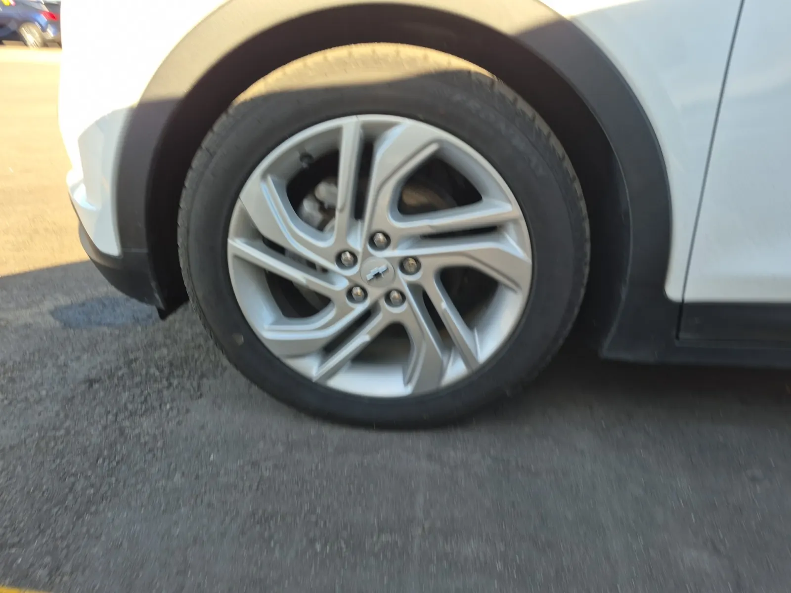 Front driver wheel/tire photo