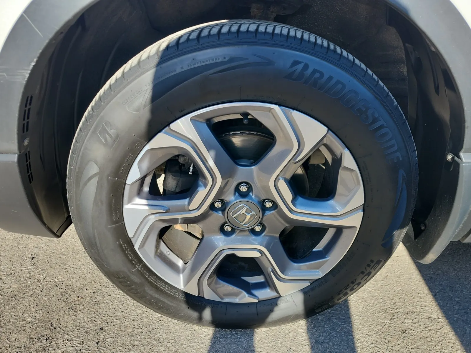 Front driver wheel/tire photo