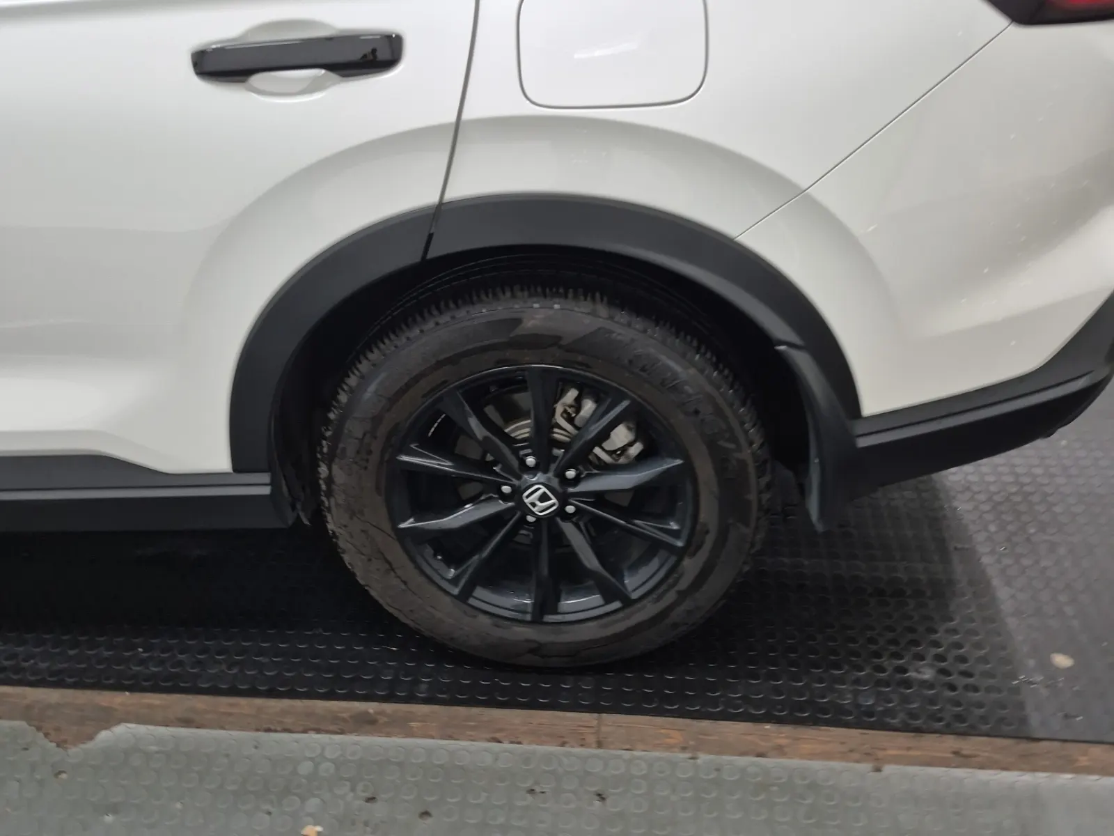 Left Rear Wheel/Tire Photo