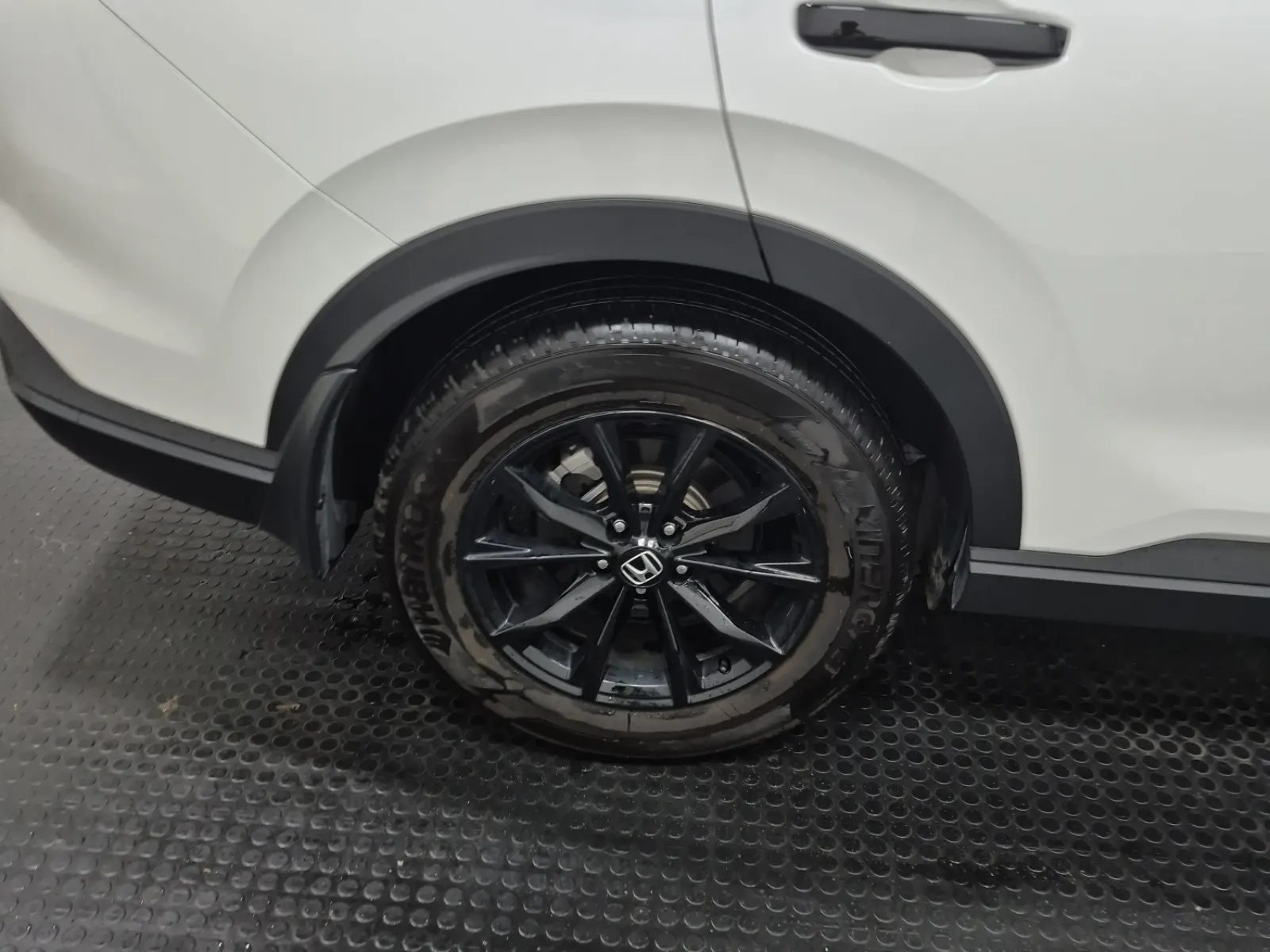 Right Rear Wheel/Tire Photo