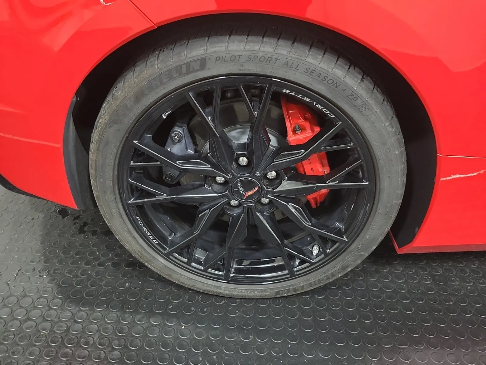 Right Rear Wheel/Tire Photo