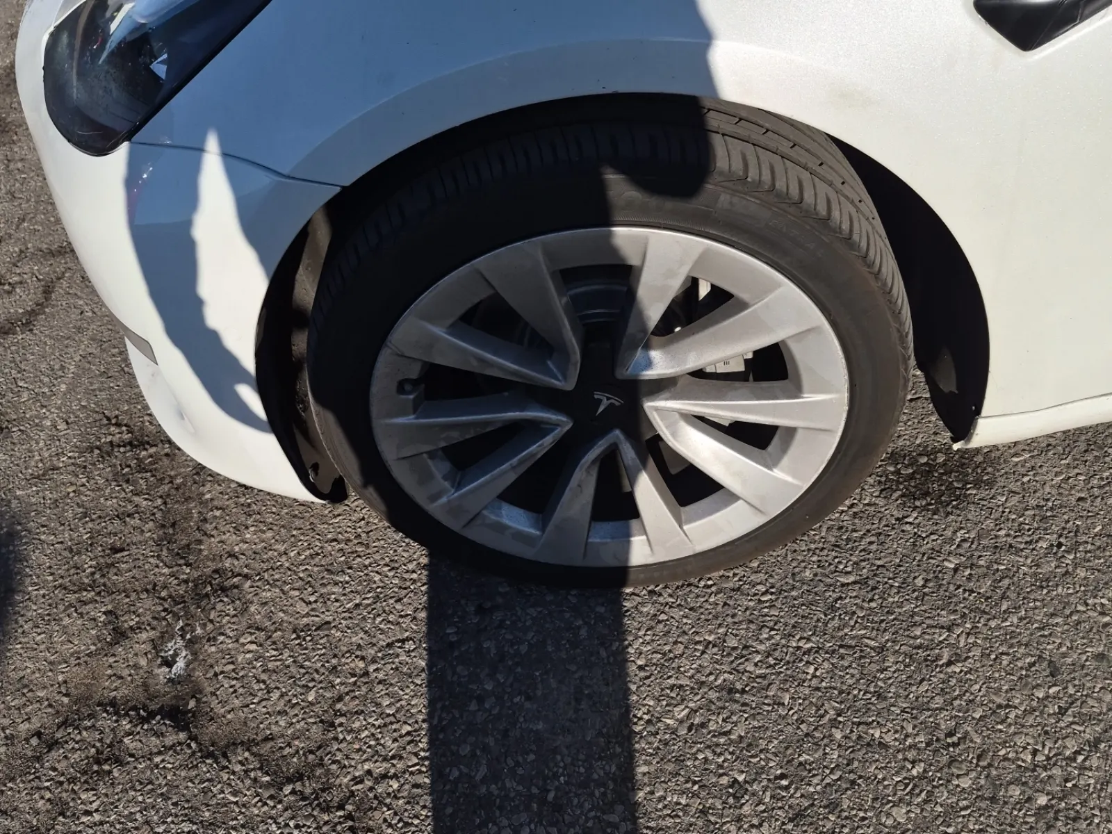 Front driver wheel/tire photo