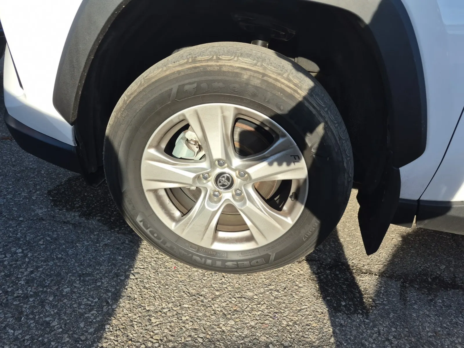 Front driver wheel/tire photo