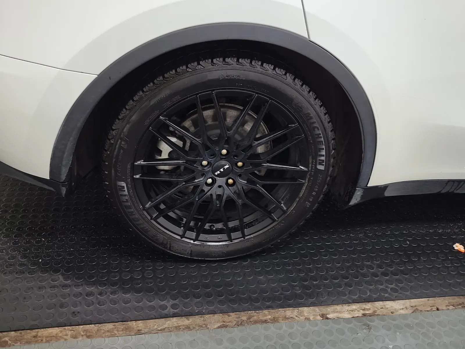 Right Rear Wheel/Tire Photo