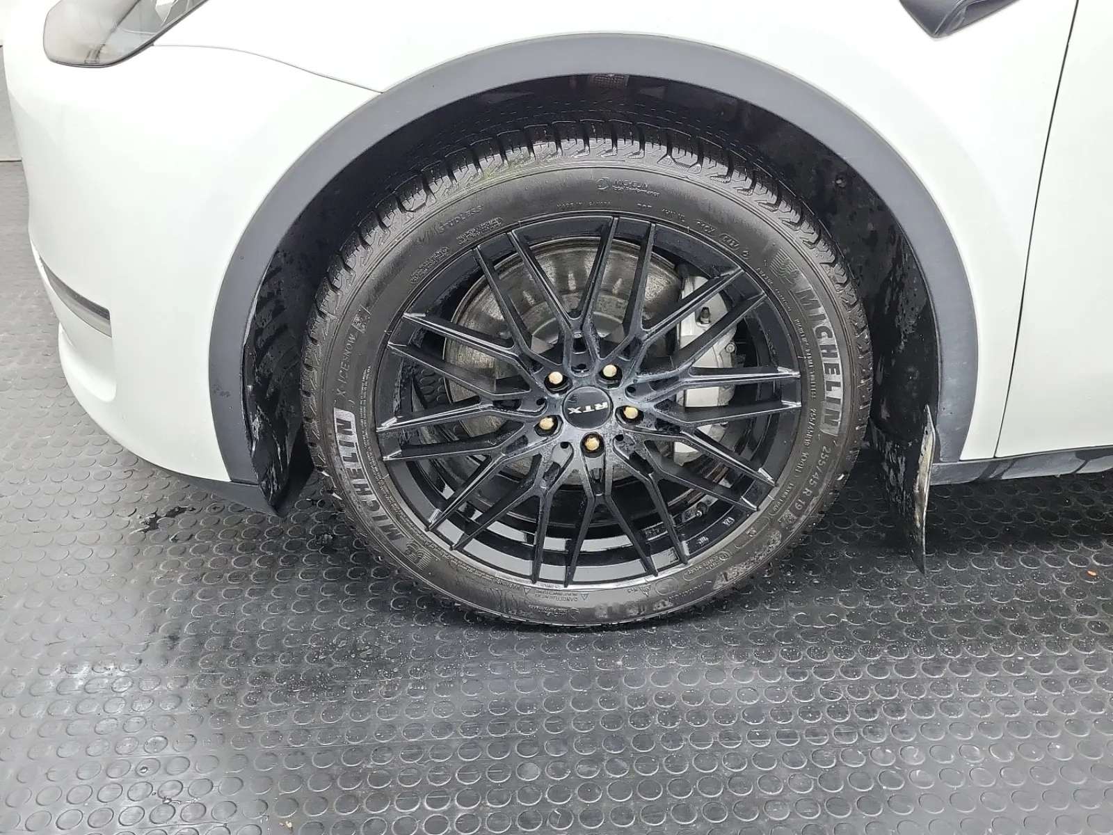 Front driver wheel/tire photo