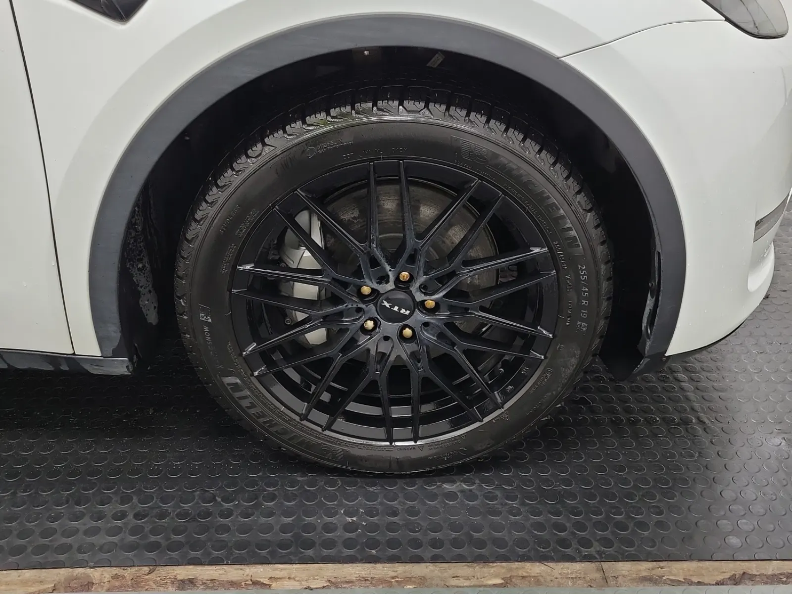 Right Front Wheel/Tire Photo