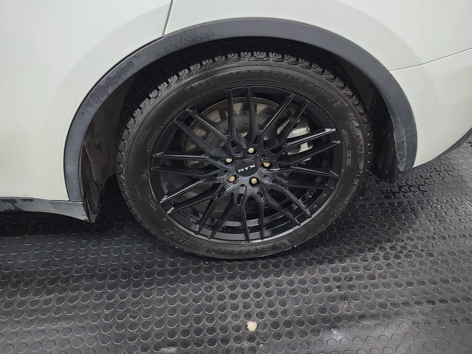 Left Rear Wheel/Tire Photo