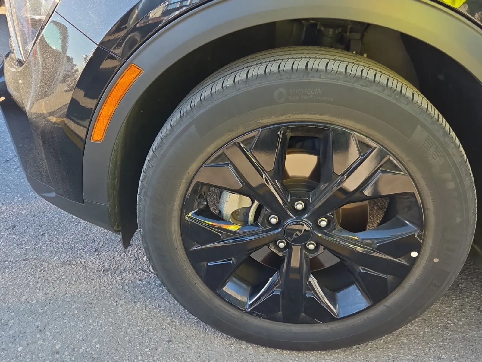Front driver wheel/tire photo
