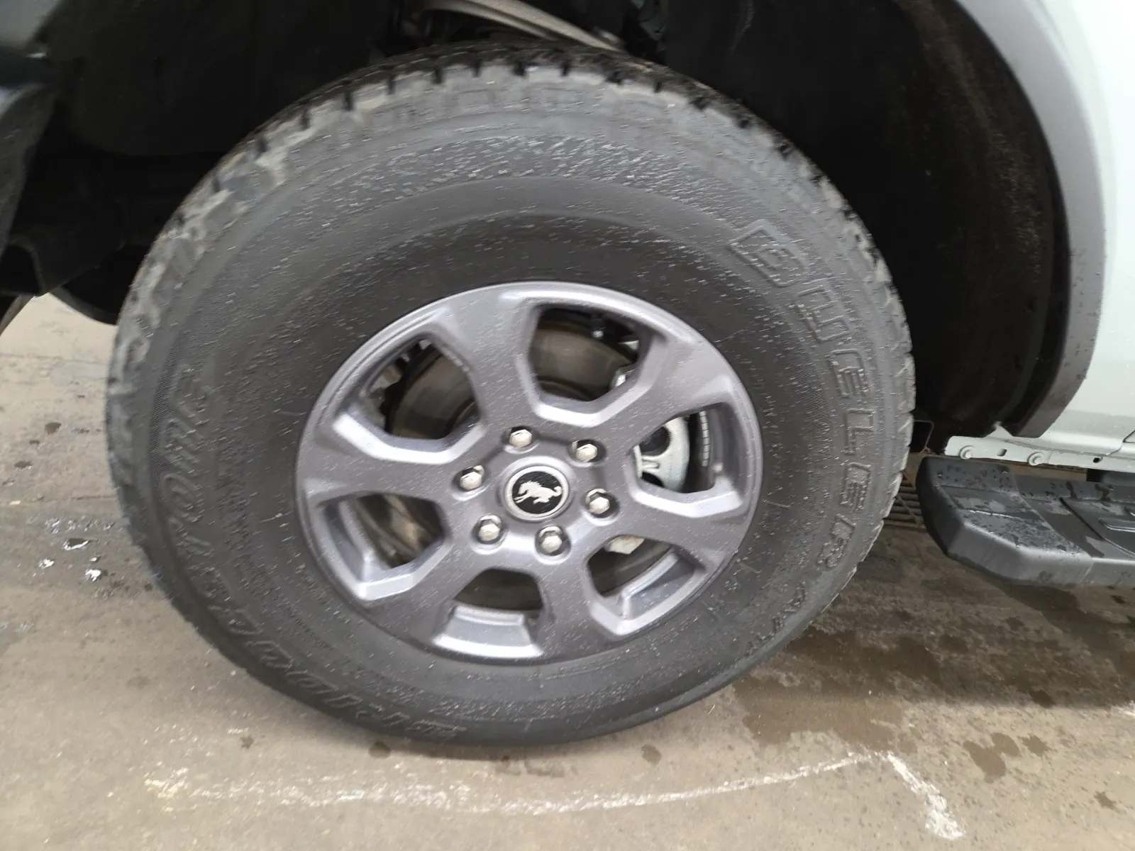 Front driver wheel/tire photo