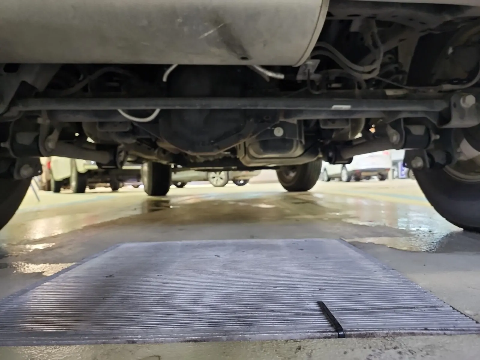 Undercarriage - Rear Photo