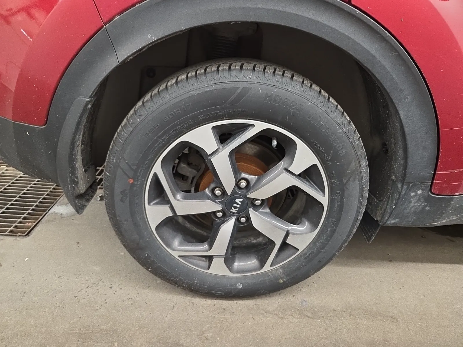 Right Rear Wheel/Tire Photo