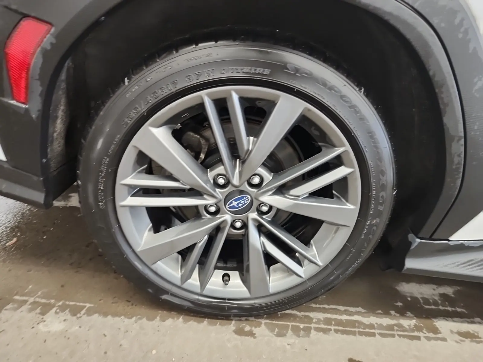Right Rear Wheel/Tire Photo