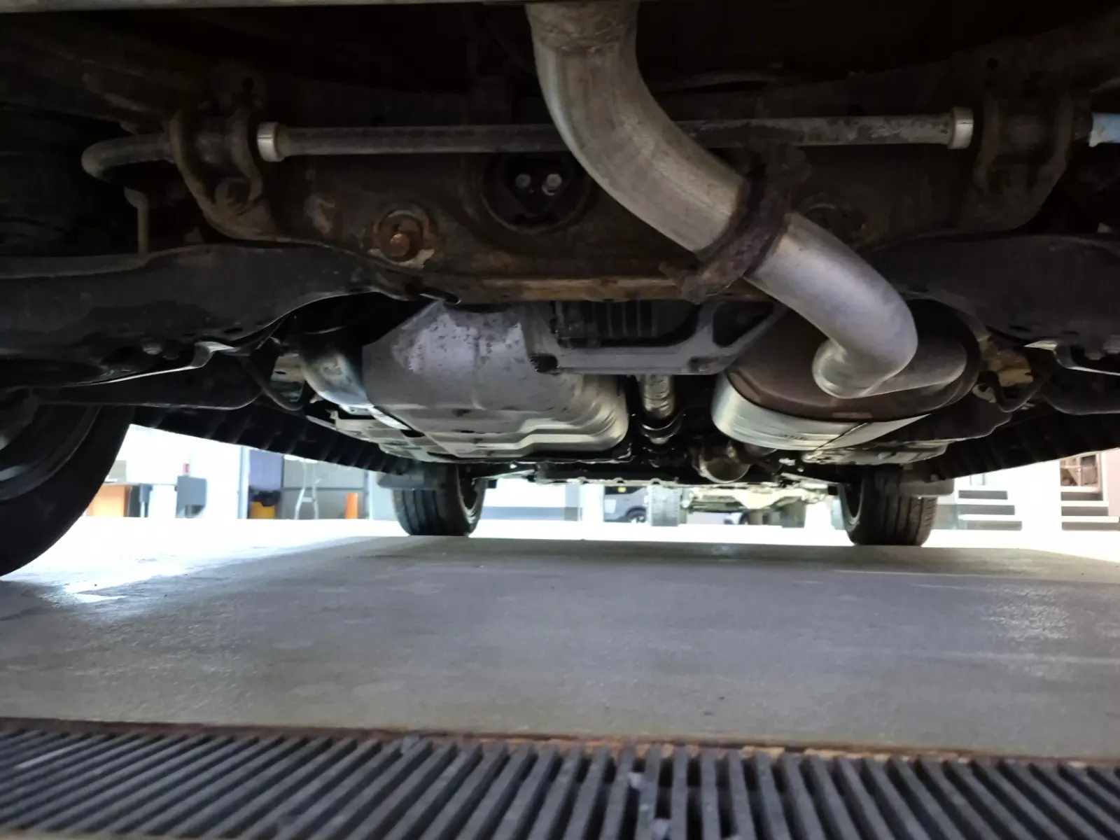 Undercarriage - Rear Photo
