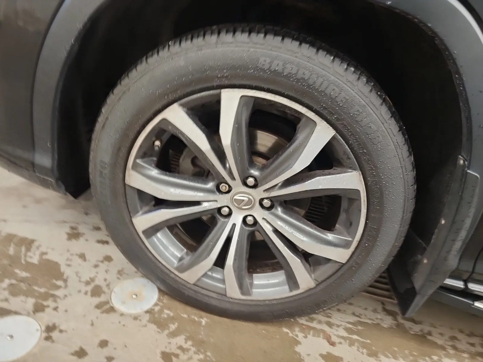 Front driver wheel/tire photo