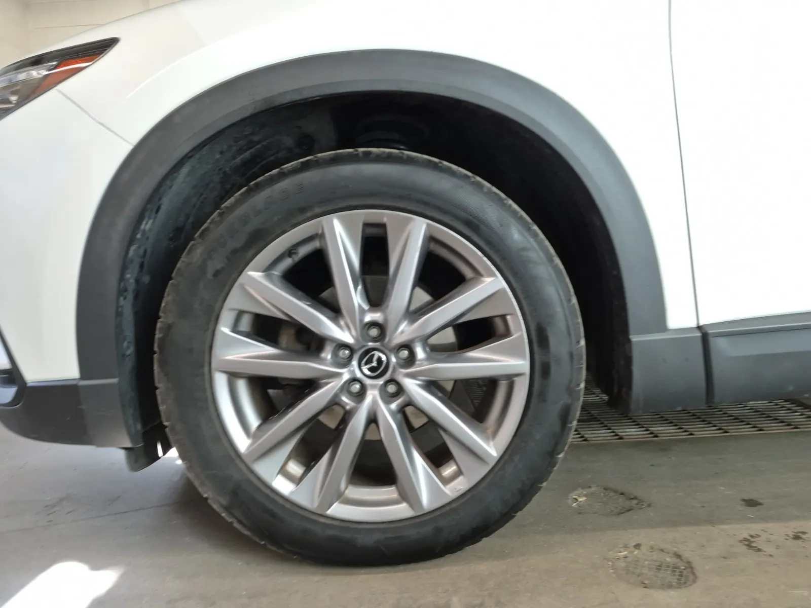 Front driver wheel/tire photo