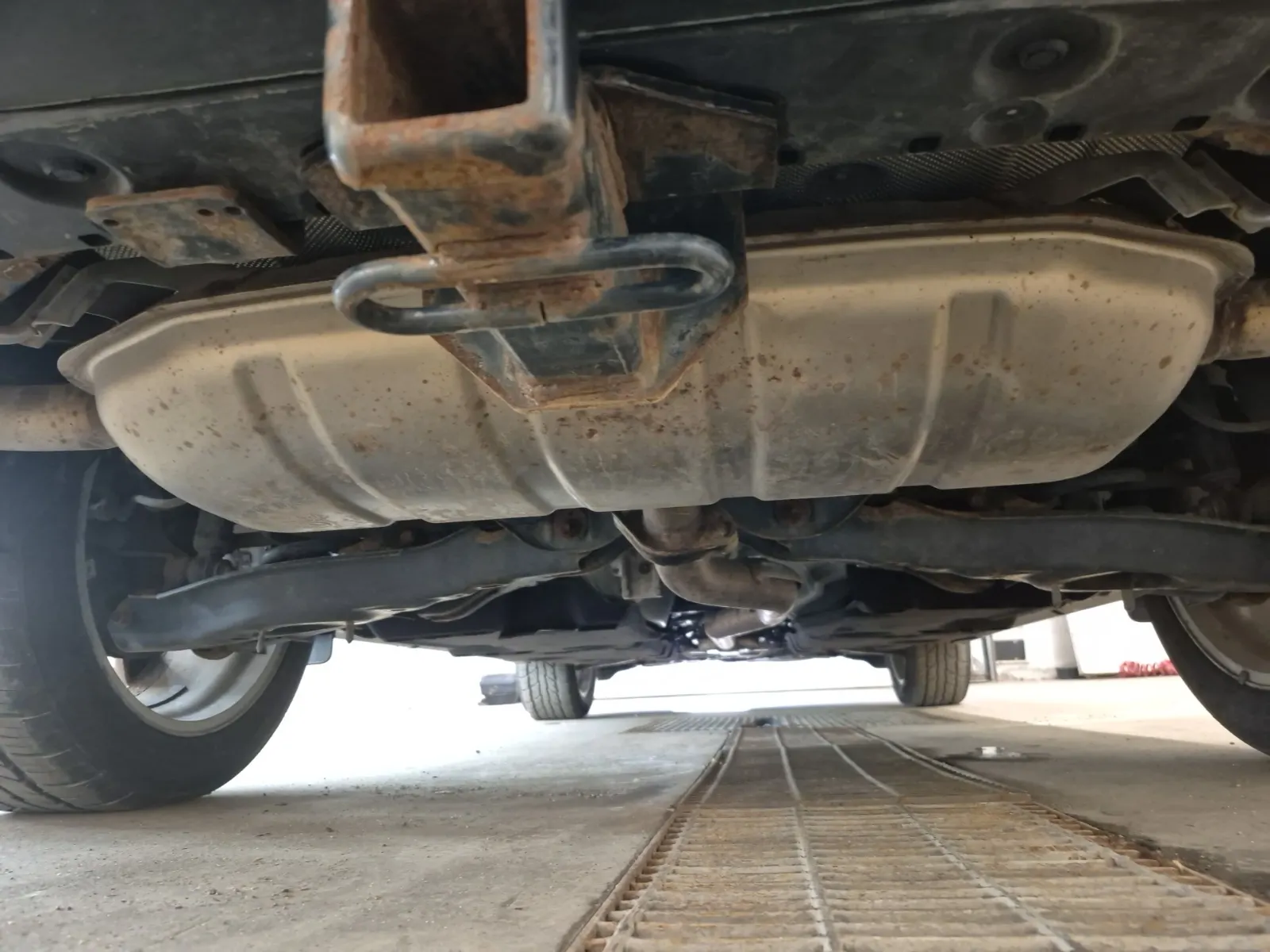 Undercarriage - Rear Photo