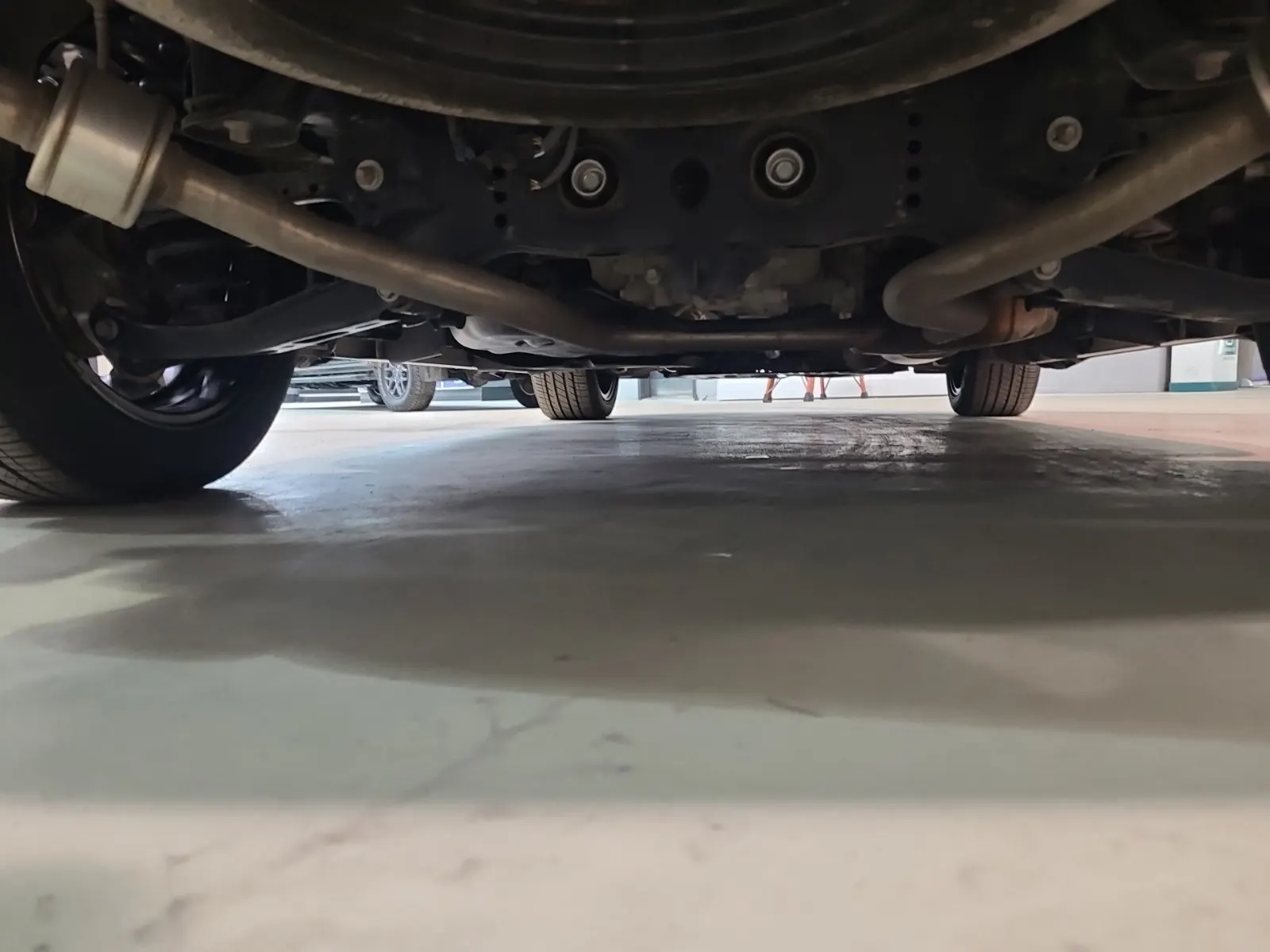 Undercarriage - Rear Photo