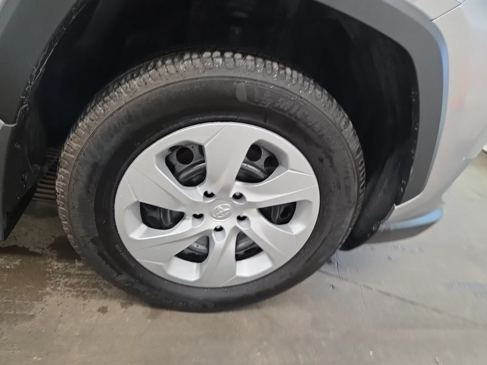 Right Front Wheel/Tire Photo