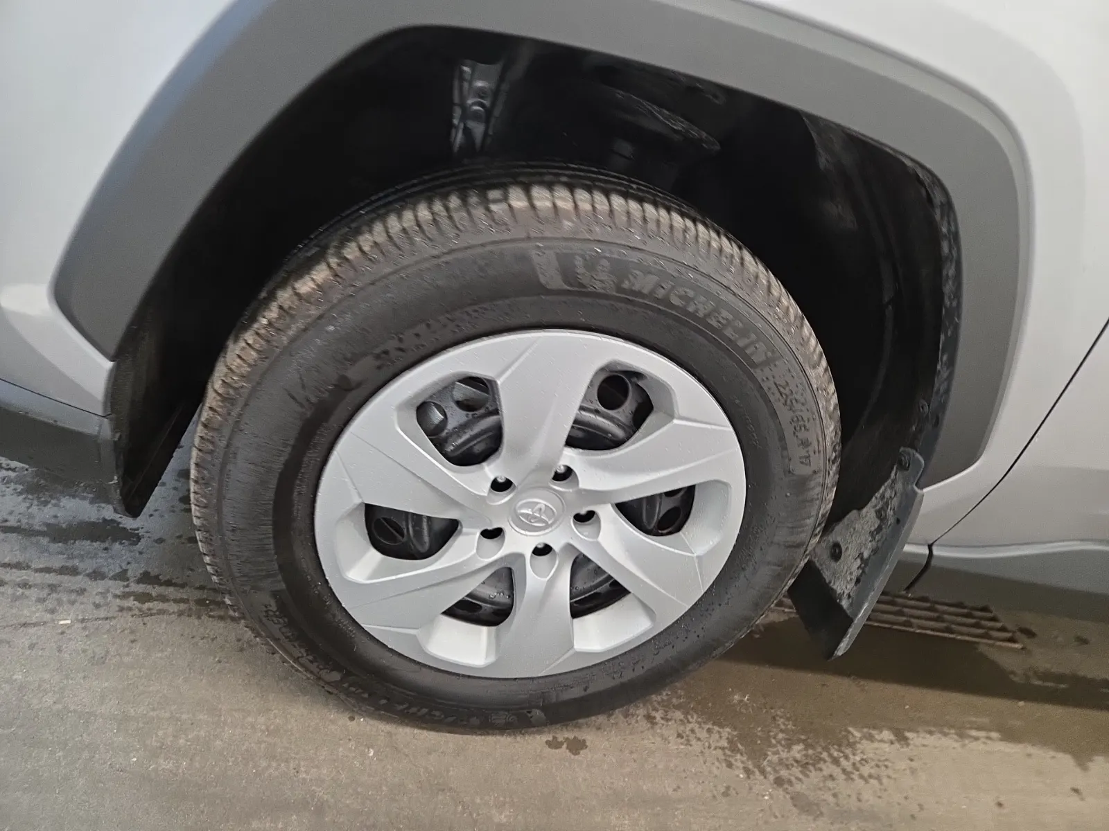 Front driver wheel/tire photo