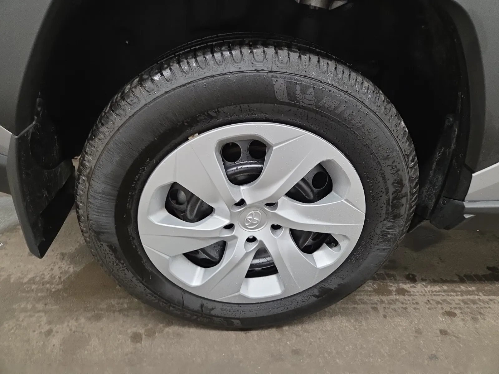 Right Rear Wheel/Tire Photo