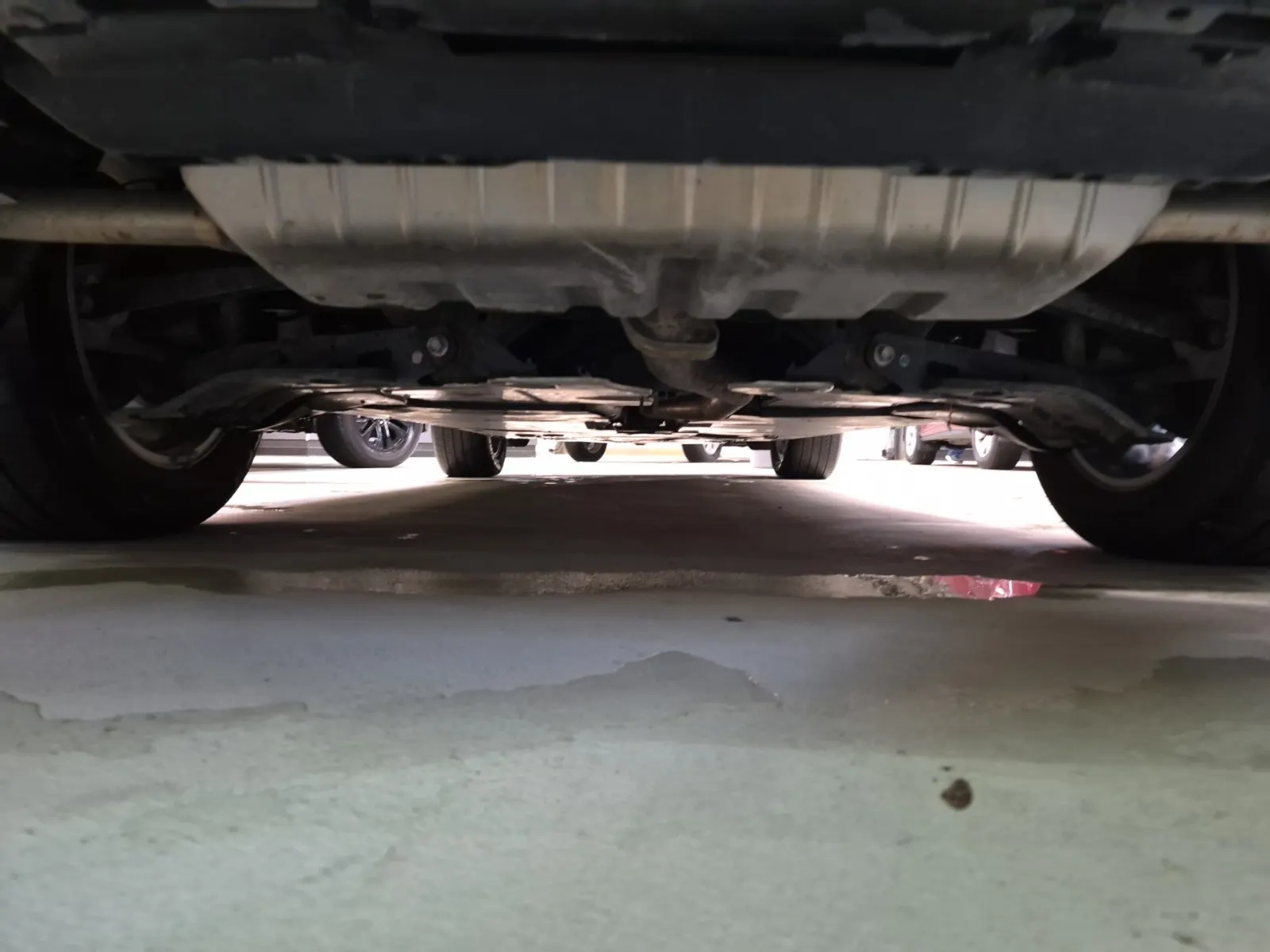 Undercarriage - Rear Photo