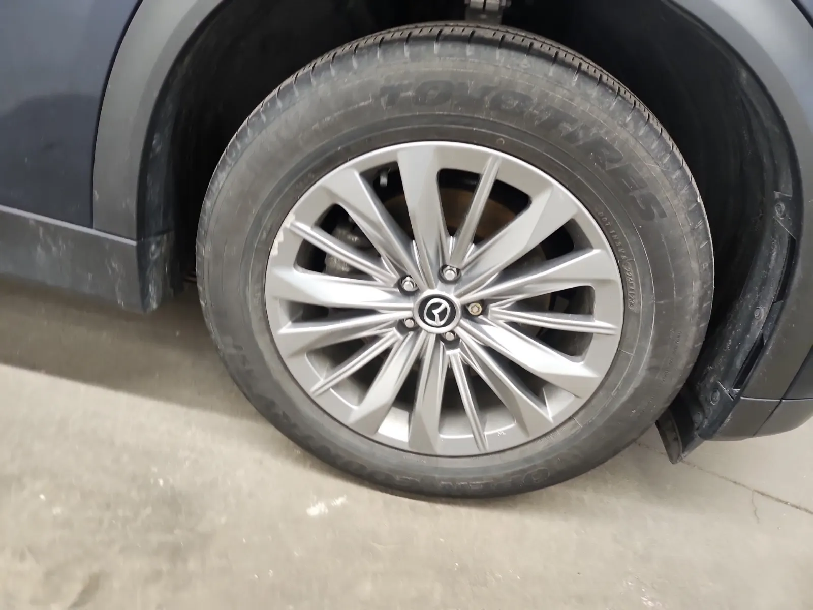 Right Front Wheel/Tire Photo