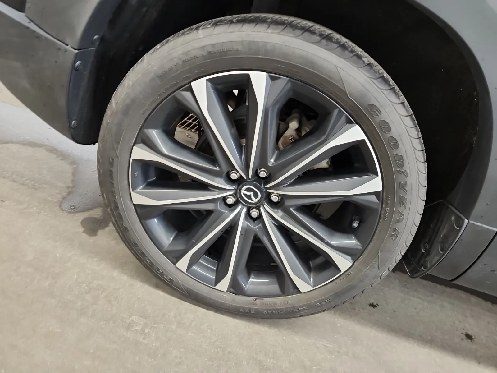 Right Rear Wheel/Tire Photo